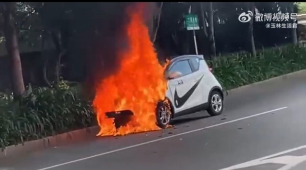 玉林一辆新能源汽车在路边起火