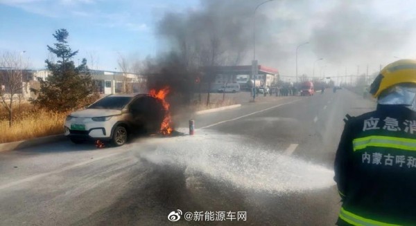 一辆电动汽车起火，消防救援人员接到报警后立即前往现场将火扑灭