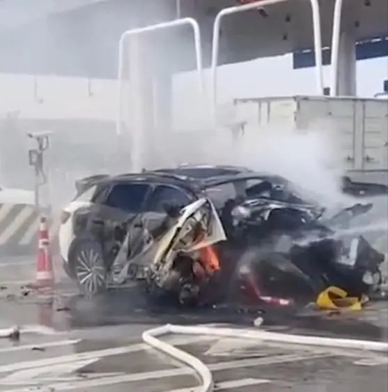 撞上收费站燃爆致4人死亡！上汽大众新能源车为何碰撞后立即起火？