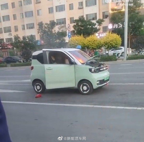 网友爆料：五菱Mini新能源汽车着火