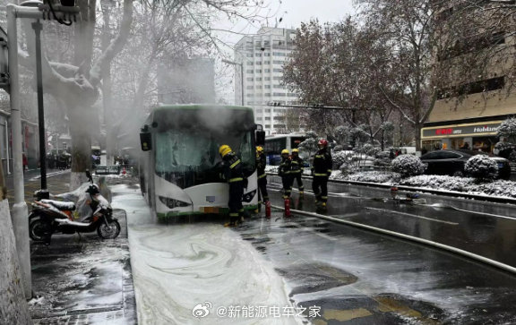 西安：公交车行驶途中突然冒烟起火，消防紧急处置......